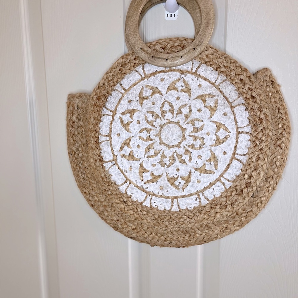 Chloe & Lex White Floral Round Jute Tote Bag with Wooden Handles - Picture 3 of 9